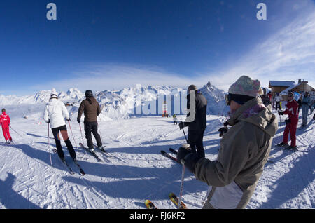 MERIBEL, FRANCE - Jan 10, 2011 : profitez d'une journée ensoleillée à la Saulire station de ski,le 10 janvier 2011 à Meribel, France. Le sk Banque D'Images