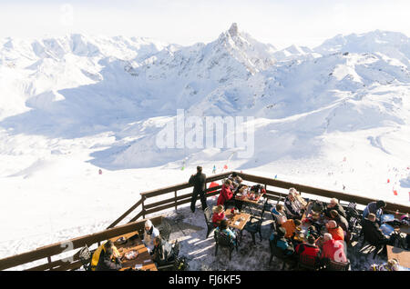 MERIBEL, FRANCE - Jan 10, 2011 : profitez d'une journée ensoleillée à la barre de la Saulire station de ski,le 10 janvier 2011 à Méribel, Fra Banque D'Images