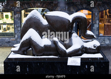 COURCHEVEL, FRANCE-jan.11 : sculpture de l'artiste colombien Botero est affiché dans la rue le 11 janvier 2011 à Courchevel, France. La station française a connu une invasion de l'oligarque russe et millionnaire au cours des 10 dernières années, d'autant plus venant de la période de Noël. Banque D'Images