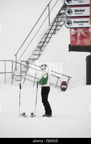 Jeune preparee pour descendre les pentes de la vallée de Courchevel. Visages méconnaissables. Banque D'Images