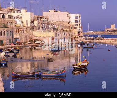 La baie de Spinola, San (San Ġiljan), quartier du Port Nord, Malte Majjistral Région, République de Malte Banque D'Images