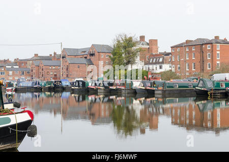 Rangée de narrowboats amarré à Stourport Bassin à Stourport-on-Severn, Worcestershire Banque D'Images