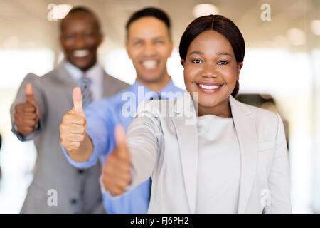 L'équipe de vente véhicule professionnel dans une rangée giving Thumbs up Banque D'Images