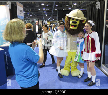 Long Beacgh, Californie, USA. 28 Février, 2016. Le Los Angeles Travel & Adventure Show est venu à la Long Beach Convention Centre du 27 et 28 février 2016 apporter avec elle des centaines des meilleurs fournisseurs de services de voyage et de destination qui partagent les experts conseils de voyage et des secrets d'initié, de permettre aux voyageurs de planifier et personnaliser leur prochaine aventure, et proposons des offres de voyage. Tous les visiteurs ont droit à un marché culturel hautement interactif de cuisine internationale, de la musique, de la danse, celebrity enceintes de voyage, les derniers gadgets de voyage et d'autres activités amusantes. (Crédit Image : © Craig D Banque D'Images