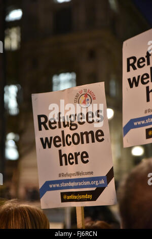 Whitehall, Londres, Royaume-Uni. 29 février 2016. Les réfugiés en face de protestation Bienvenue Downing Street qui a eu lieu dans le camp de solidarité Calais Banque D'Images