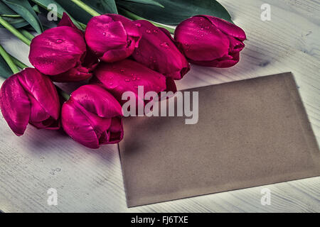 Tulipes violet rouge vintage avec feuille de papier Banque D'Images