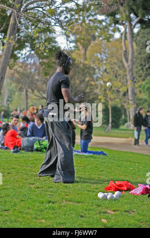 Barcelone, Espagne - avril 4 jeune homme noir : faire une performance de jonglage sur le parc, le 4 avril 2010, Barcelone, Espagne Banque D'Images