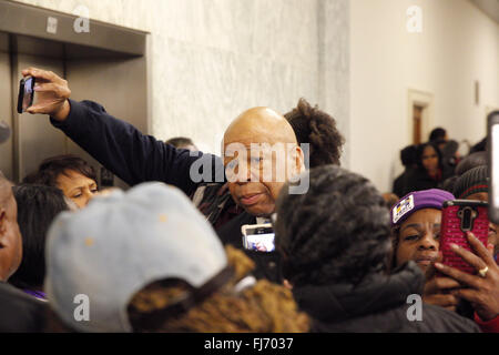 Membre du Congrès du Maryland Eugene Elijah Cummings Rayburn Building couloir au cours de l'audience sur Flint, MI crise de l'eau Banque D'Images