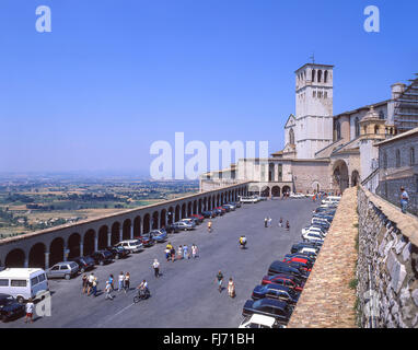 Vue paysage de Basilique de Saint François d'assise et de la Place de saint François, Assise, Pérouse, Ombrie Province Région, Italie Banque D'Images