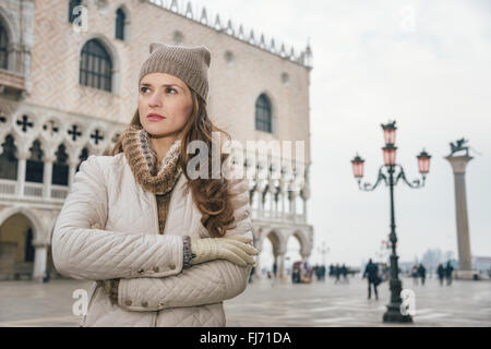 Venise, Italie charmant peut aider à tirer le meilleur parti de votre prochaine escapade d'hiver. Portrait of young woman standing on touristique Saint Mar Banque D'Images