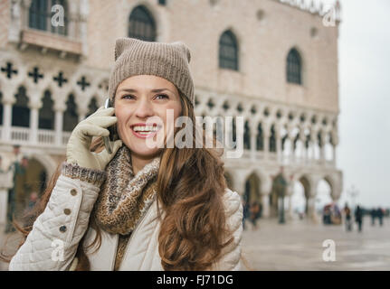 Venise, Italie charmant peut aider à tirer le meilleur parti de votre prochaine escapade d'hiver. Portrait of happy young woman talking cell touristiques Banque D'Images