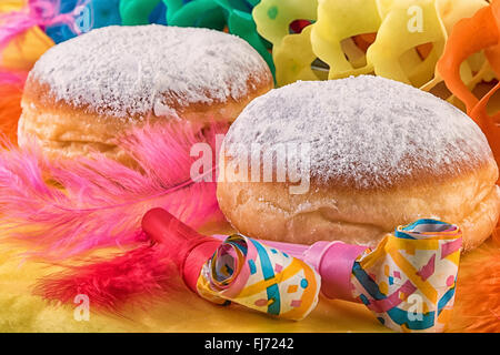 Donut Donut Berliner Krapfen ou avec décoration Carnaval Banque D'Images