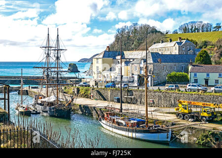 Tall Ships dans le port historique de Charlestown, Cornwall, England, UK Banque D'Images