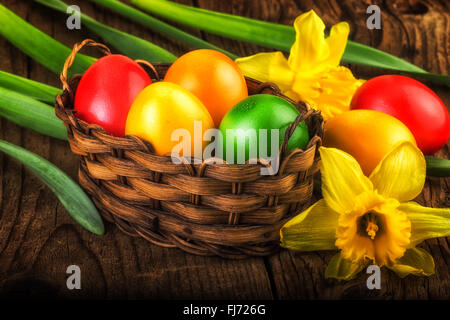 Décoration de Pâques colorés sur des meubles en bois avec effet de soleil Banque D'Images