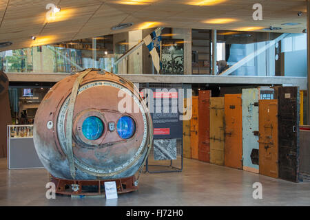 Capsule Sputnik et portes de prison au Musée de professions, Tallinn, Estonie Banque D'Images