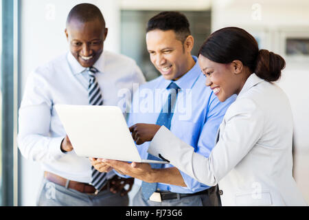 L'équipe d'affaires moderne using laptop computer in office Banque D'Images