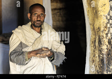 Prêtre orthodoxe à l'intérieur de Petros Paulos et église rupestres dans la région du Tigré, en Ethiopie Banque D'Images