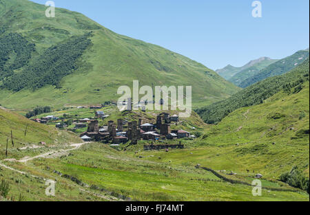 Svan towers de Chazhashi ou Chajashi - l'un des quatre villages de la communauté Ushguli situé à gorge Enguri, Upper Svaneti, Géorgie Banque D'Images