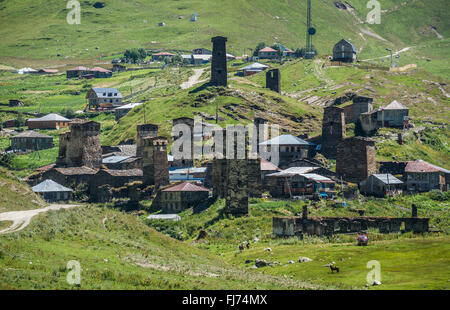 Svan towers de Chazhashi ou Chajashi - l'un des quatre villages de la communauté Ushguli situé à gorge Enguri, Upper Svaneti, Géorgie Banque D'Images