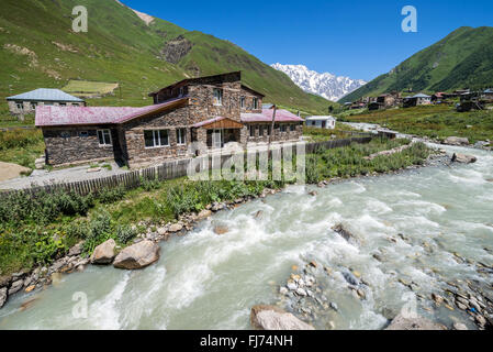 Dans l'école (ou Chajashi Chazhashi) - L'un des quatre villages d'Ushguli communauté à fin de gorge Inguri, Upper Svaneti, Géorgie Banque D'Images