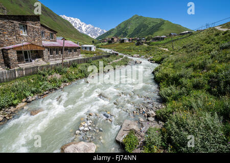 Dans l'école (ou Chajashi Chazhashi) - L'un des quatre villages d'Ushguli communauté à fin de gorge Inguri, Upper Svaneti, Géorgie Banque D'Images