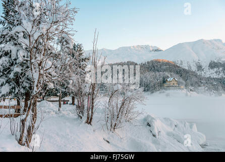 Hotel Waldhaus am See dans un paysage d'hiver au lac St Moritz, Grisons, Suisse Banque D'Images