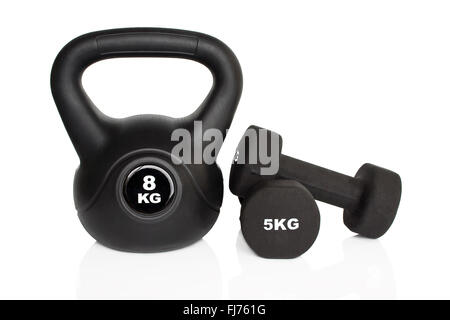 Haltères kettlebell et noir isolé sur fond blanc. Poids pour une formation de remise en forme. Banque D'Images