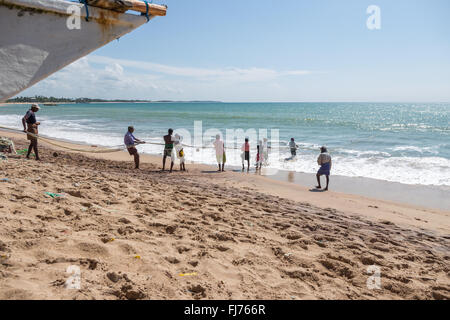 Les pêcheurs tirant sur le net à partir de la mer, Tangalle, au Sri Lanka, en Asie Banque D'Images