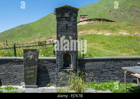 Cimetière à Zhibiani - l'un des quatre villages d'Ushguli située à gorge d'Enguri, Upper Svaneti, Géorgie Banque D'Images