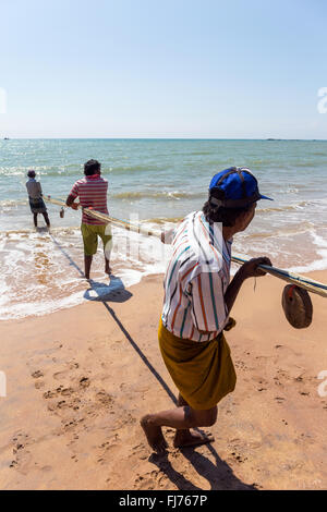 Les pêcheurs tirant sur le net à partir de la mer, Tangalle, au Sri Lanka, en Asie Banque D'Images