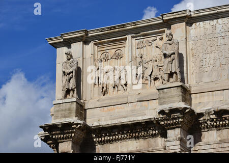 Détails de l'Arc de Constantin grenier avec l'empereur parmi les soldats romains et deux statues de barbares Banque D'Images