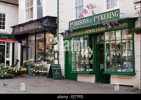 Belle et pittoresque (devantures des bijoutiers & fleuriste) des détaillants indépendants locaux - Place du marché, dans la ville de Pickering (North Yorkshire, England, UK) Banque D'Images