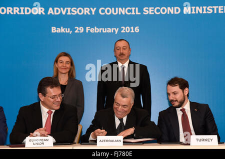 (160229) -- BAKOU, 10 févr. 29, 2016 (Xinhua) -- Maros Sefkovic (Avant-L), Vice-président de la Commission européenne, Natig Aliyev (Azerbaïdjan, C) Ministre de l'énergie et de Berat Albayrak (avant-R), Ministre turc de l'énergie et des Ressources naturelles, la participation à la deuxième Corridor gazier sud réunion du conseil consultatif de Bakou, Azerbaïdjan, on Feb 29, 2016. Le corridor Sud pour le gaz (CGT) le lundi sont engagés à continuer leur coopération pour sécuriser l'approvisionnement en gaz fiable et uniforme, de l'Azerbaïdjan à l'Europe. La déclaration conjointe a été faite après l'avoir appuyé réunion du Comité consultatif de la CGT Banque D'Images