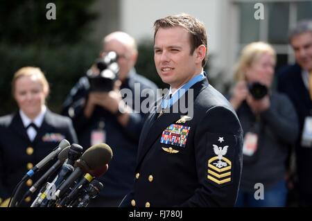 Washington, DC, USA. Feb 29, 2016. U.S. Navy SEAL Chef Opérateur des opérations spéciales de la Edward Byers parle aux médias après la Médaille d'honneur cérémonie à la Maison Blanche le 29 février 2016 à Washington, DC. Byers, un membre de l'Équipe SEAL Six a reçu la médaille pour son rôle dans le sauvetage d'un civil américain pris en otage par les insurgés talibans en Afghanistan. Banque D'Images