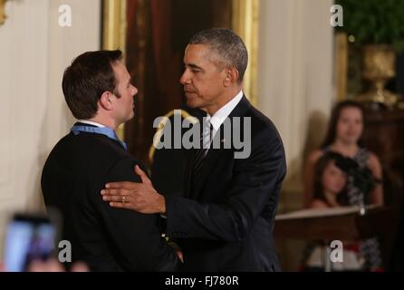 Washington, DC, USA. Feb 29, 2016. Le président des États-Unis, Barack Obama, félicite Navy SEAL Edward Byers au cours de la médaille d'honneur d'une cérémonie à l'East Room de la Maison Blanche le 29 février 2016 à Washington, DC. Byers, un membre de l'Équipe SEAL Six a reçu la médaille pour son rôle dans le sauvetage d'un civil américain pris en otage par les insurgés talibans en Afghanistan. Banque D'Images