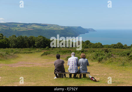 Les personnes bénéficiant de la vue de Selworthy Beacon à Porlock Bay près de Somerset England UK sur l'Exmoor south west coast path Banque D'Images