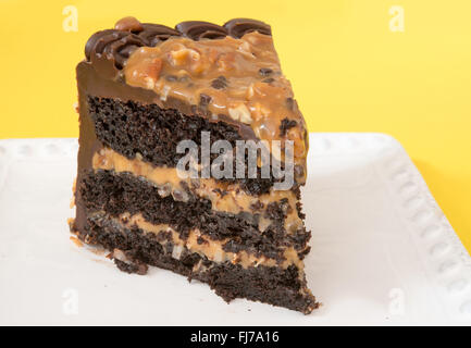 Délicieux gâteau chocolat caramel aux amandes et cerises rouges Banque D'Images