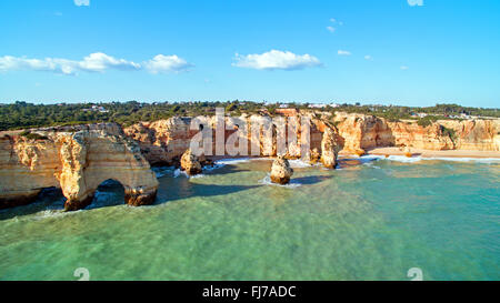 Antenne de Praia da Marinha dans l'Algarve, la plage la plus célèbre au Portugal Banque D'Images