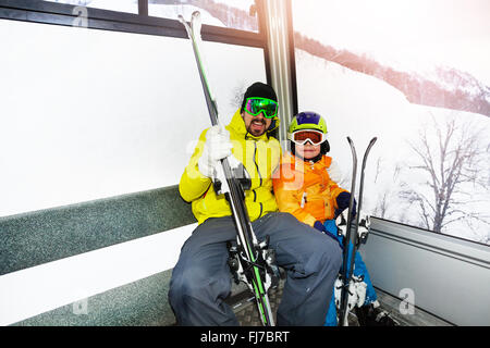Père et fils en cabine ski Banque D'Images