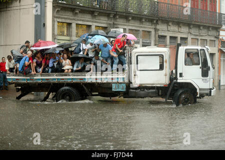 Rio de Janeiro, Brésil. Feb 29, 2016. Les piétons sont transportés à travers les rues inondées de la Lapa Lavradio quartier suite à de violents orages le 29 février 2016 à Rio de Janeiro, Brésil. Banque D'Images