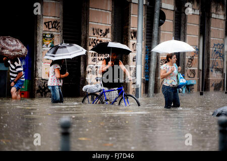 Rio de Janeiro, Brésil. Feb 29, 2016. Les piétons font leur chemin à travers les rues inondées de la Lapa Lavradio quartier suite à de violents orages le 29 février 2016 à Rio de Janeiro, Brésil. Banque D'Images