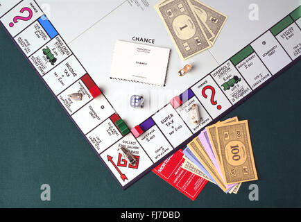 Jeu de société Monopoly avec de l'argent, des notes, des compteurs et des dés en studio, Greayer Londres, Angleterre, Royaume-Uni Banque D'Images