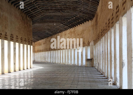 Entrée du tunnel menant à la Pagode Shwezigon Paya à Nuang U, Bagan, Myanmar (Birmanie) Banque D'Images