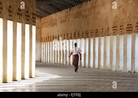 Entrée du tunnel menant à la Pagode Shwezigon Paya à Nuang U, Bagan, Myanmar (Birmanie) Banque D'Images