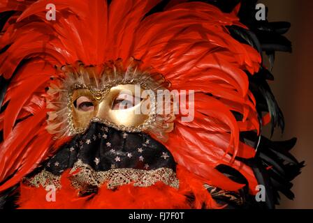 Une femme portant un masque de Venise et de costumes au cours de l'Assemblée Carnaval de Venise à Venise, Italie. Carnival s'étend officiellement pendant 10 jours se terminant à la célébration chrétienne du Carême. Banque D'Images