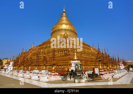 Dans la Pagode Shwezigon Paya Nuang U, Bagan, Myanmar (Birmanie) Banque D'Images