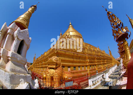 Dans la Pagode Shwezigon Paya Nuang U, Bagan, Myanmar (Birmanie) Banque D'Images