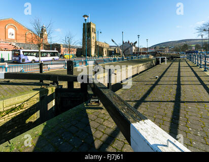 Serrure sur le canal à Huddersfield Armentières Stalybridge, carrés, Tameside, Manchester, Angleterre, RU Banque D'Images