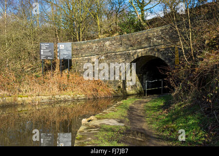 Entrée sud du tunnel du scoutisme sur le canal, près de Huddersfield Mossley, Tameside, Manchester, UK Banque D'Images