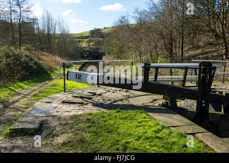 12w, verrou de blocage de points blancs, au-dessus du tunnel du scoutisme sur le canal, près de Huddersfield Mossley, Tameside, Manchester, UK Banque D'Images